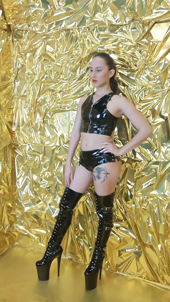 Miss Lith Domina: Pvc blank guld scen