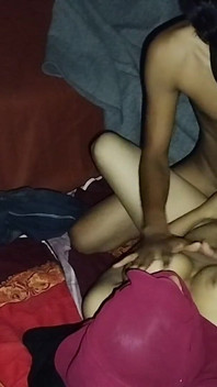 Bakire liseli kız küçük ve sıkı amcık yeni erkek arkadaşı tarafından sikiliyor, ateşli ve romantik xxc tam video