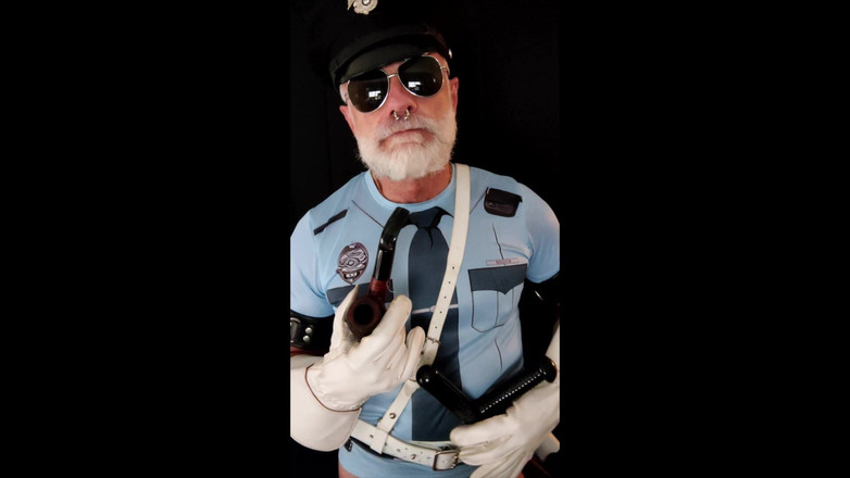 MusclesCigarsFFPig: Ein Polizist bestraft