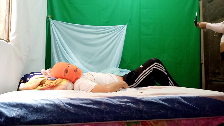 Martin13: Moje stará nevlastní matka mě zve, abych měl živý sex pro...