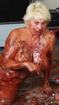 Mogen blondin med stora tuttar och stor röv Dana Hayes poserar för våt och rörig fotografering