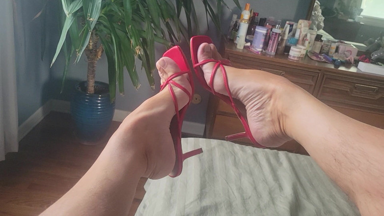 Feet Lover: Jacking Big Dick Off na czerwonych obcasach - dużo spermy!
