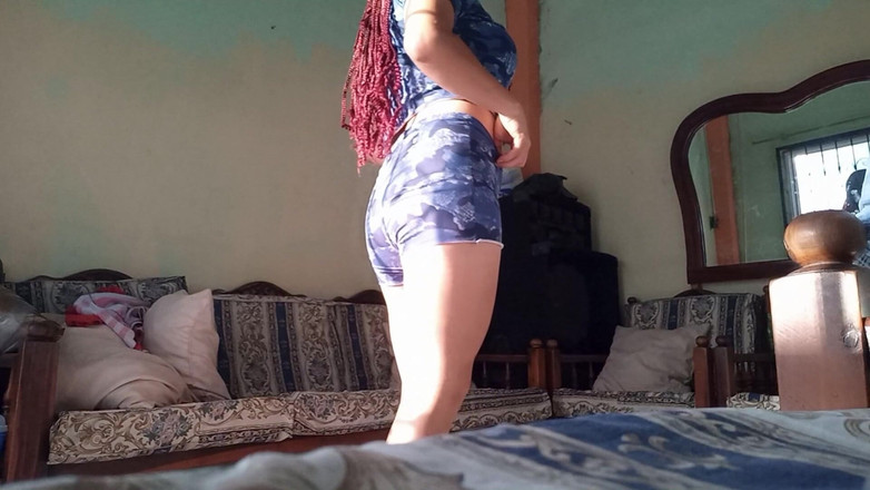 Martin13: Jag hittade henne i sexiga kläder som fixade i sin...