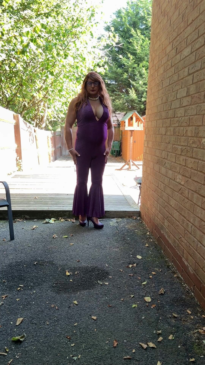 Kellycd2022: Sexy Crossdresser Kellycd2022 ve fialové kombinéze a podpatcích