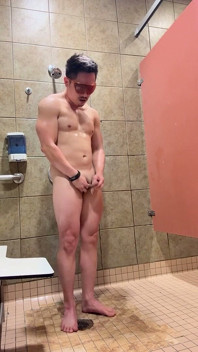 Barenakedmuscles possède la douche de gym - Pecs, V-taper, cul étroit, puis il jouit