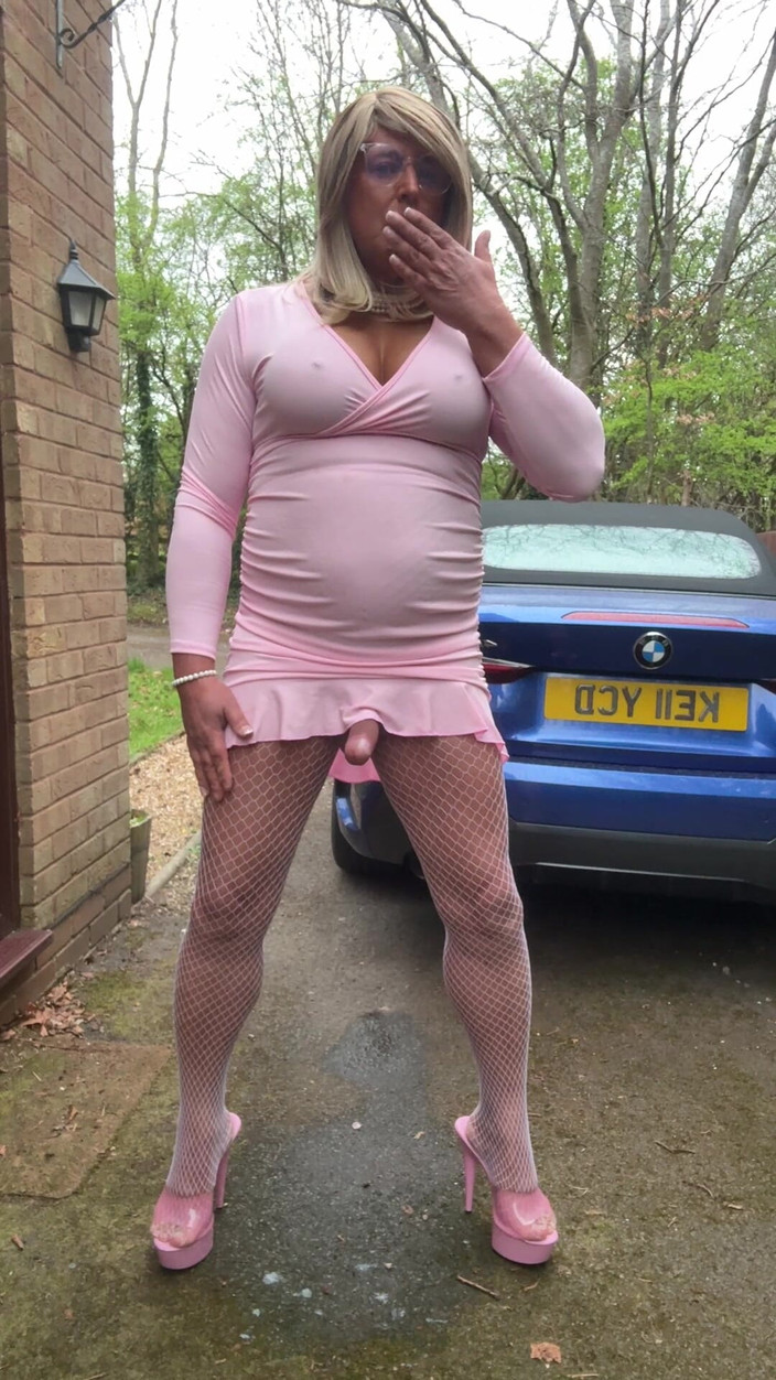 Kellycd2022: Si seksi crossdresser kellycd2022 dengan gaun pink dan stoking jaring-jaring...