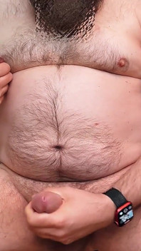 Chlupatý medvěd předvádí velké nohy, sliny a mrdky