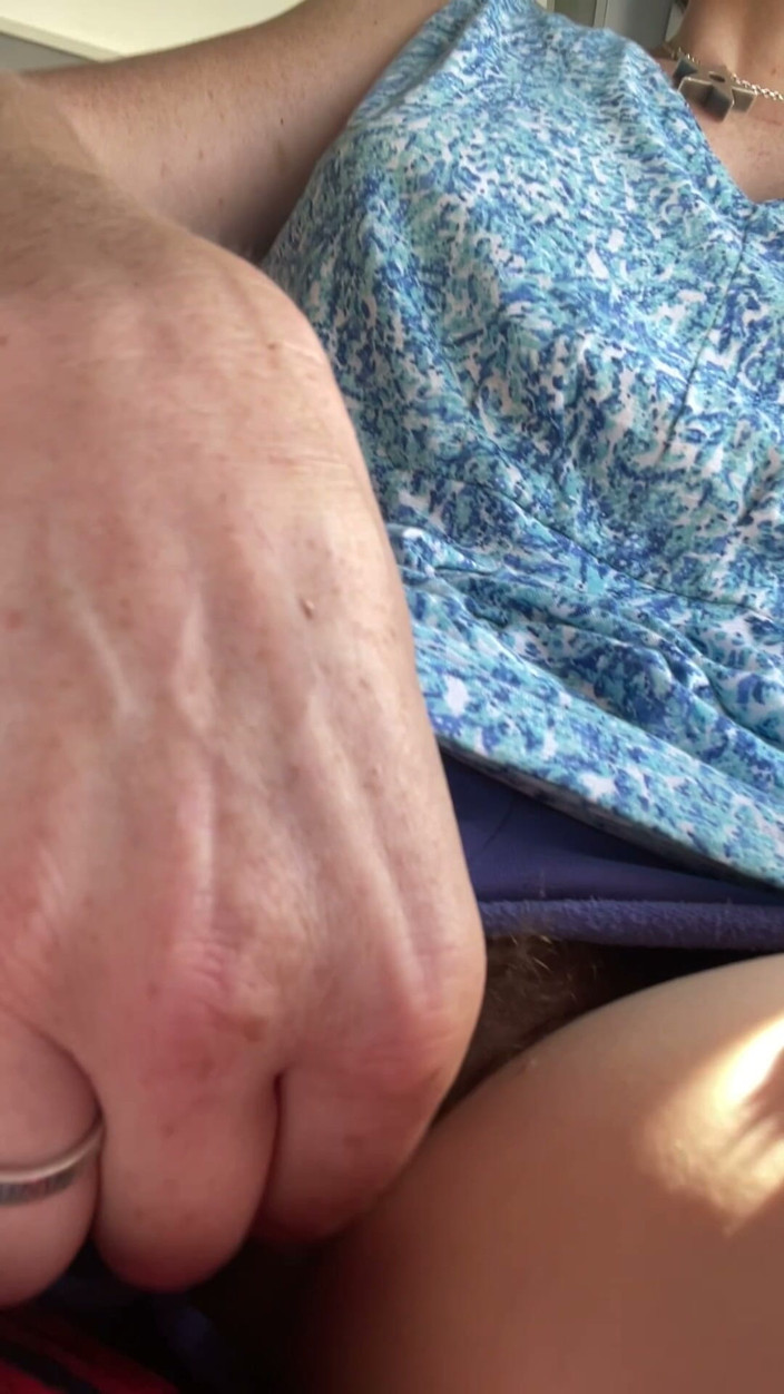 MistressWriggler: Stiefmutter Spielt Hinten Im Bus Mit Ihrer Stinkenden Muschi, Dann...