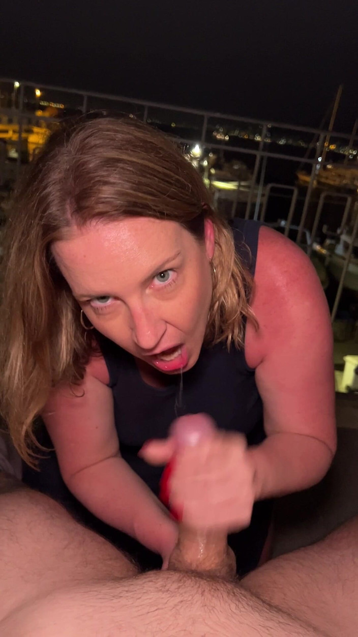 Avril Showers: Il avale son sperme dans une marina de la côte...