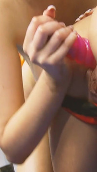 Aksi hot lesbian 2_lesbian teman mereka saling ngentot pakai dildo sambil ditonton tim lainnya