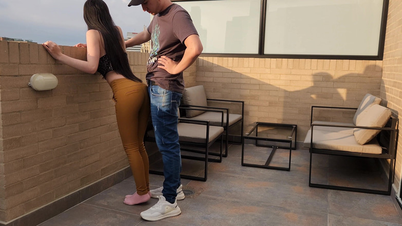 Jopy sex: 在公共场合做爱，他在露台上操他的同事
