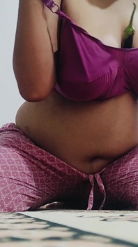 Zahýbající manželka šuká do kundičky a zadku s desi okurkou