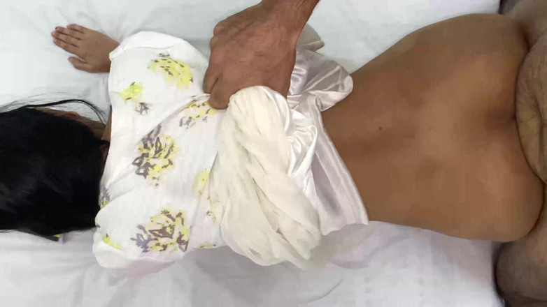 Desifilmy45: La chica virgen pidió que le follara el coño después...