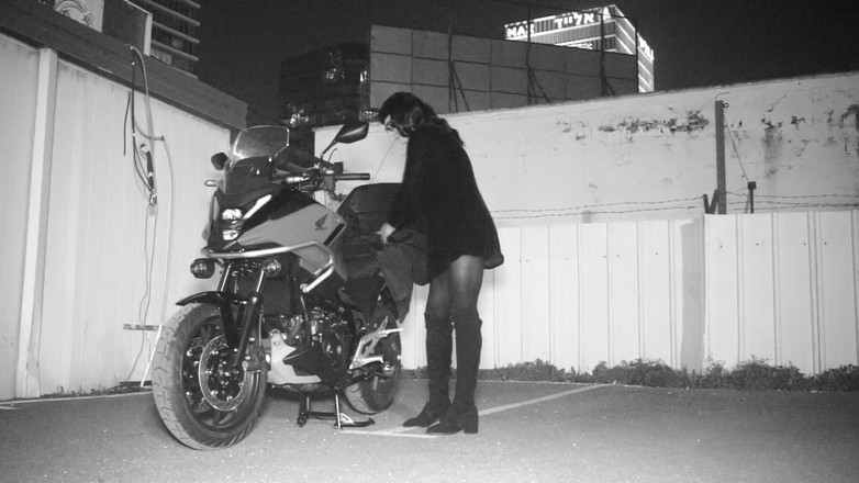 Voyager: Olśniewająca dama zaprezentowała motocykl