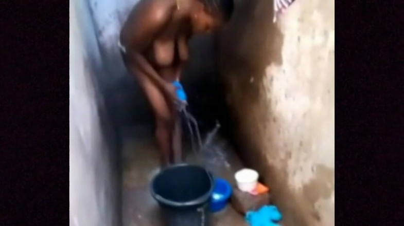 Sex tatie dessi: J’ai surpris la femme de mon voisin sous la douche