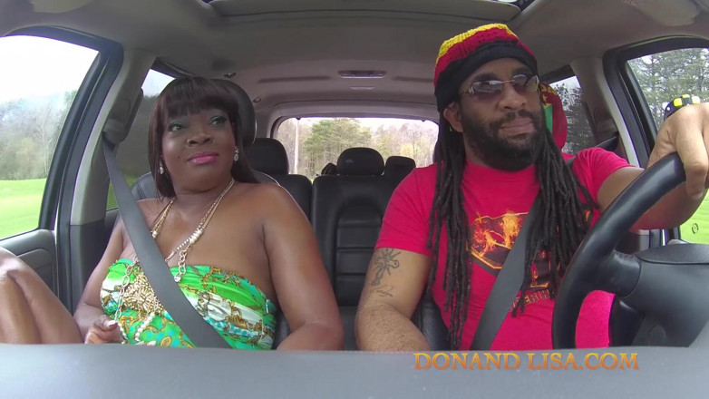 Super Hot Films: Une MILF noire taille une pipe baveuse dans une voiture