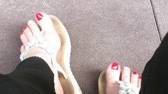 Goddess Misha Goldy: Sandálias provocando ao ar livre com unhas dos pés vermelhas...