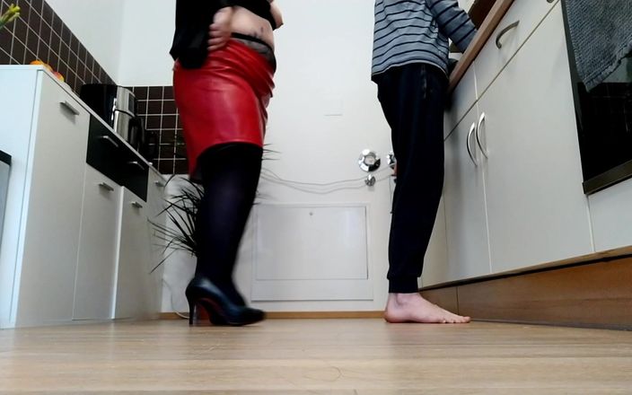 Our Fetish Life: Sexy bunda da sogra curvilínea de meia-calça está completamente coberta...