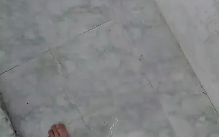 Lkdick8: Pissing in the Shower 2