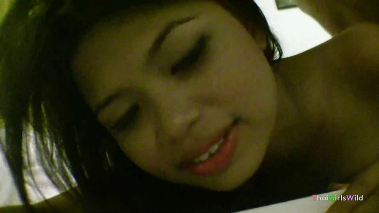 Thai Girls Wild: Liten asiatisk tjej blir creampied på sängen