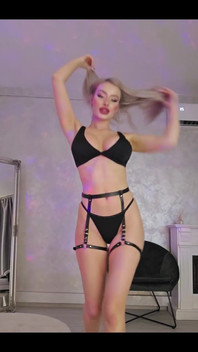 Tu rubia caliente de al lado te está esperando