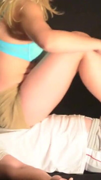 Felicity Khakis, stuiterend en keelverpletterend