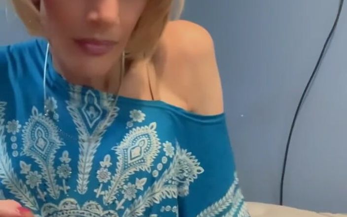 Lisa Luvly: 火辣短发金发女郎