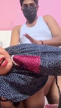 La moglie desi si sveglia arrapata - il marito la scopa prima di colazione. Hindi Video