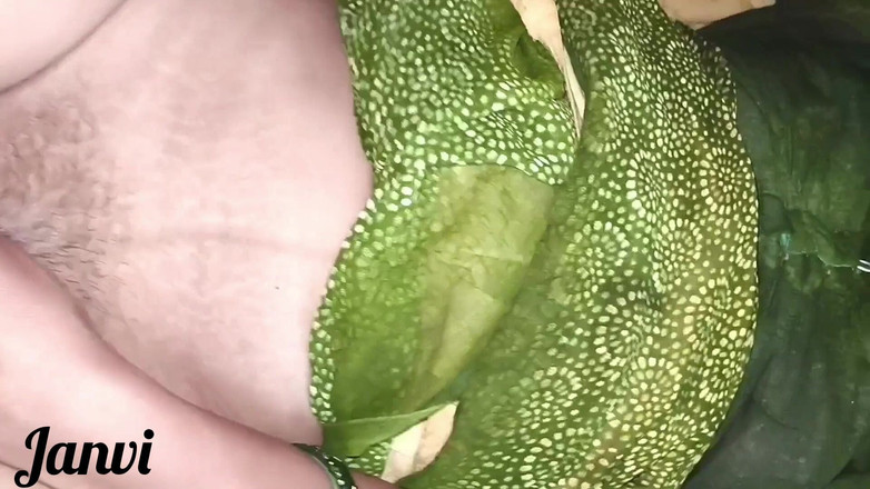 Village studio: Üvey kız kardeşim yatak odasında yalnızken beni seks için davet...