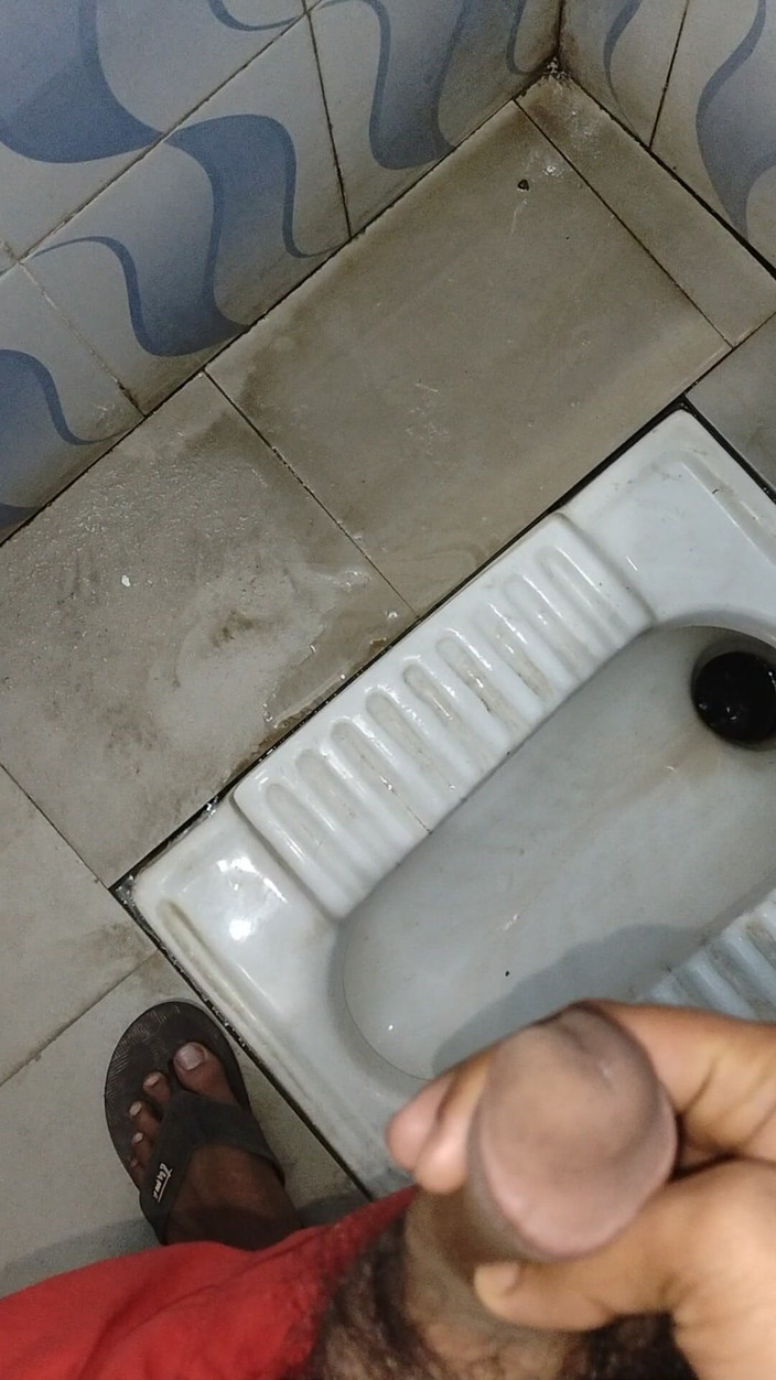 Adi T: Сексуальный мужик массировал свой пенис рукой.