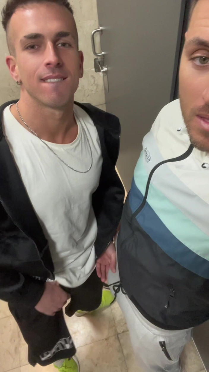 Carlos and Hector: Seks w publicznej toalecie