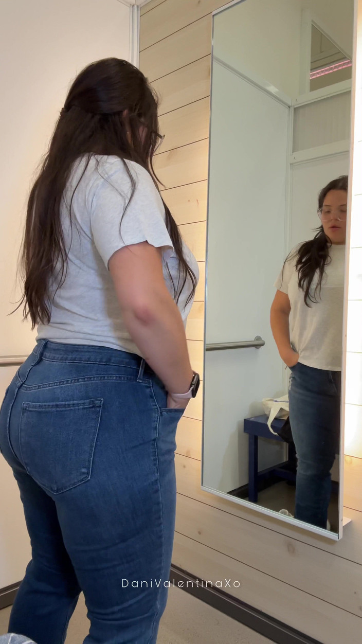 Dani Valentina: BBW anprobe auf zug, vollbusige Dani valentina