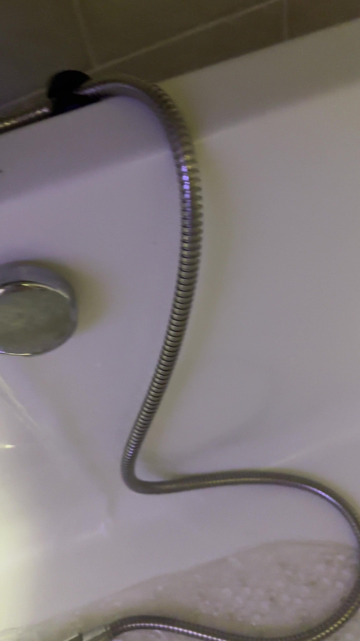 SweetLucy96: Menanggalkan pakaian di kamar mandi