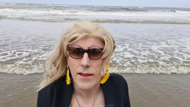 Mrs Samantha: 해변에서 산책하는 사만다 부인
