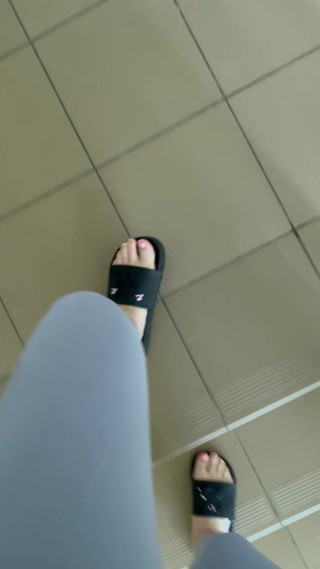 Feet: POV:灰色のレギンスを履いて歩くときのビーチサンダルの音