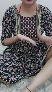 meri chhoti sauteli bahan kamre men akeli thi, main bhi uske kamre men gaya aur raat men uski choot chodi