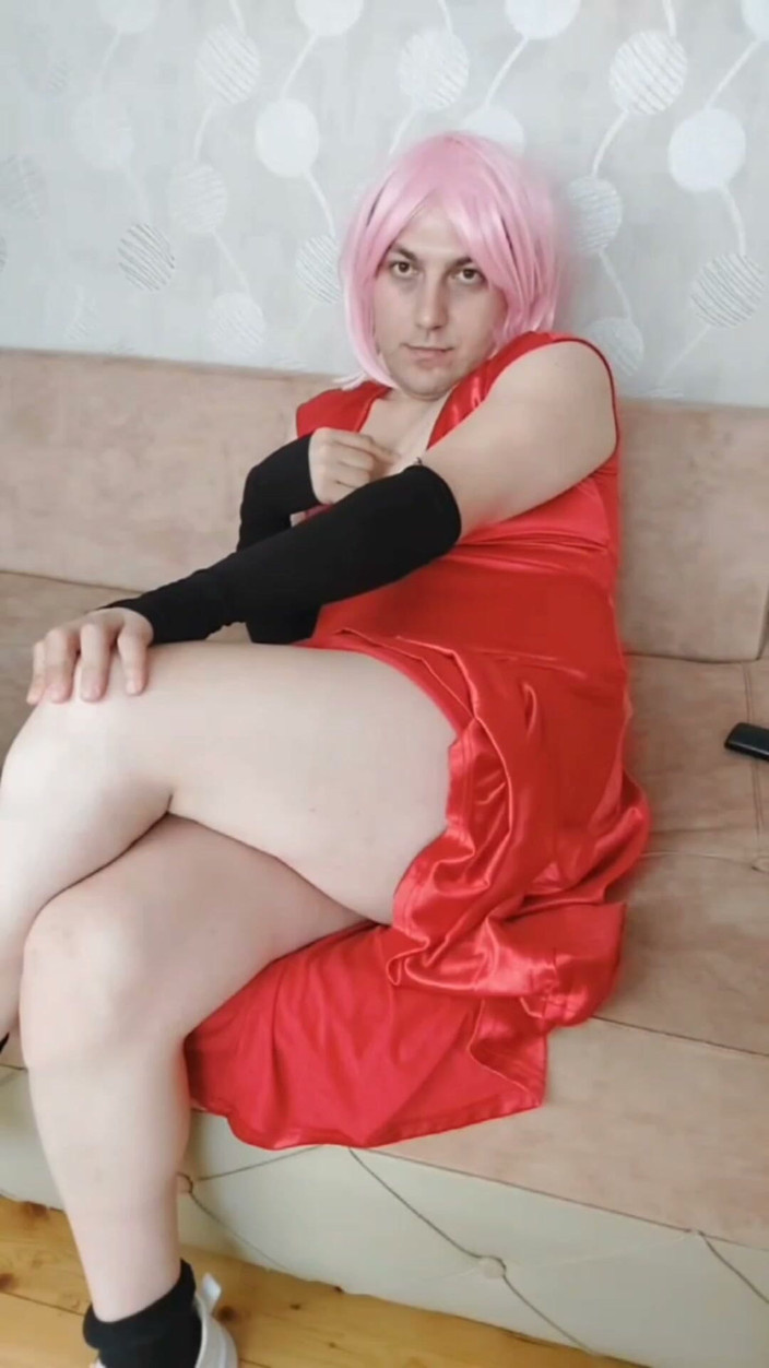 Kitty_Cross: 赤いドレスで女性らしさに夢中になる美しい白人の少年