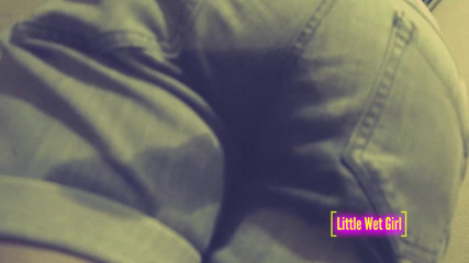 Little Wet Girl: Piscia disperata in pantaloncini e mutandine sulle scale