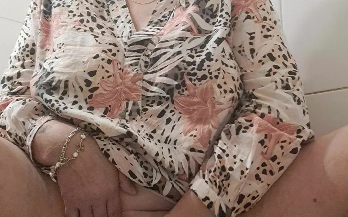 Mommy big hairy pussy: Stepmother Tastes the Fingers Stuck in Her Pussy