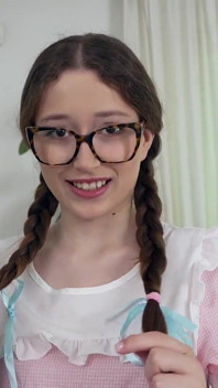 Бонус - застенчивая ботанистая девушка Dalila Lapiedra с голодной мокрой киской