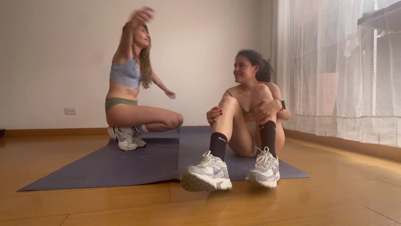 scarlettandc: Le lesbiche si divertono con una partita di wrestling femminile