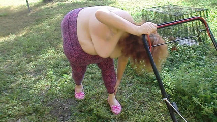 BBW nurse Vicki adventures with friends: Enfermeira Vicki Mowing Grass vestida em topless