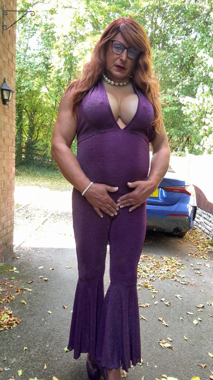 Kellycd2022: Sexy Crossdresser Kellycd2022 ve fialové kombinéze a podpatcích