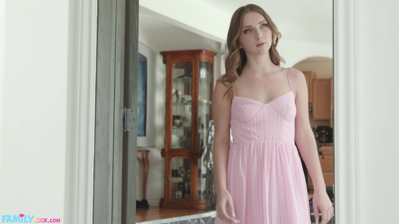 FamilyXXX: Macy Meadows, demi-sœur mignonne, devient un fantasme d’homme chanceux
