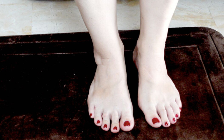 MILF's Feet Posing (Mature cunt) MILF's Feet Posing (Mature cunt)