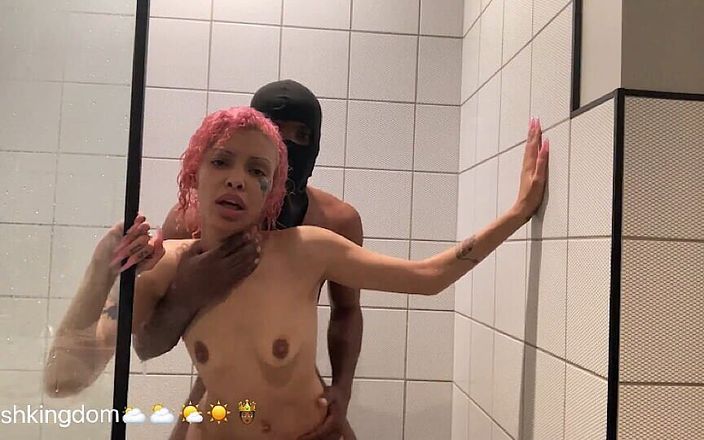 Onlyfanscushkingdom1: Michikomalandro suge o pulă neagră, apoi este futută anal la...
