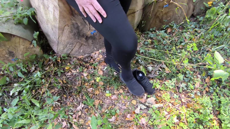 Bouncy Tits Action: Chicoteando sua vagina na floresta