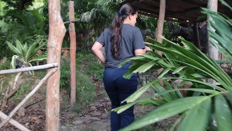 SugarPose: 一个可爱的苗条拉丁女孩在户外散步并暴露她的大胸部和屁股