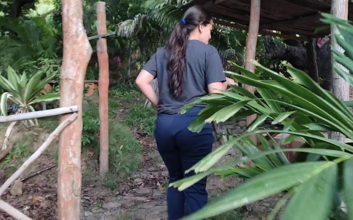 SugarPose: かわいいスリムなラテン系の女の子が屋外を歩き、大きなおっぱいとお尻をチラ見せします
