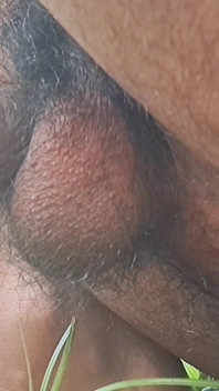Desi sexy indický chlapec chčije ze svého velkého čůráka v džungli.